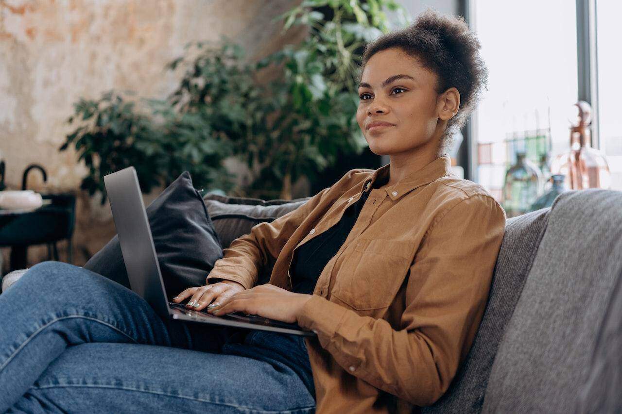 Badania CASI - kobieta z laptopem